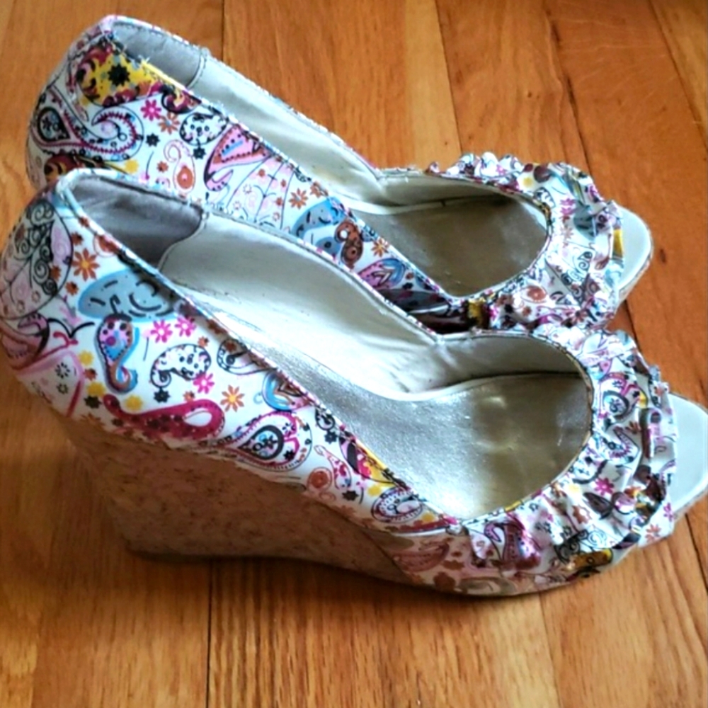 Steve Madden Wedge heels size 8M with paisley design